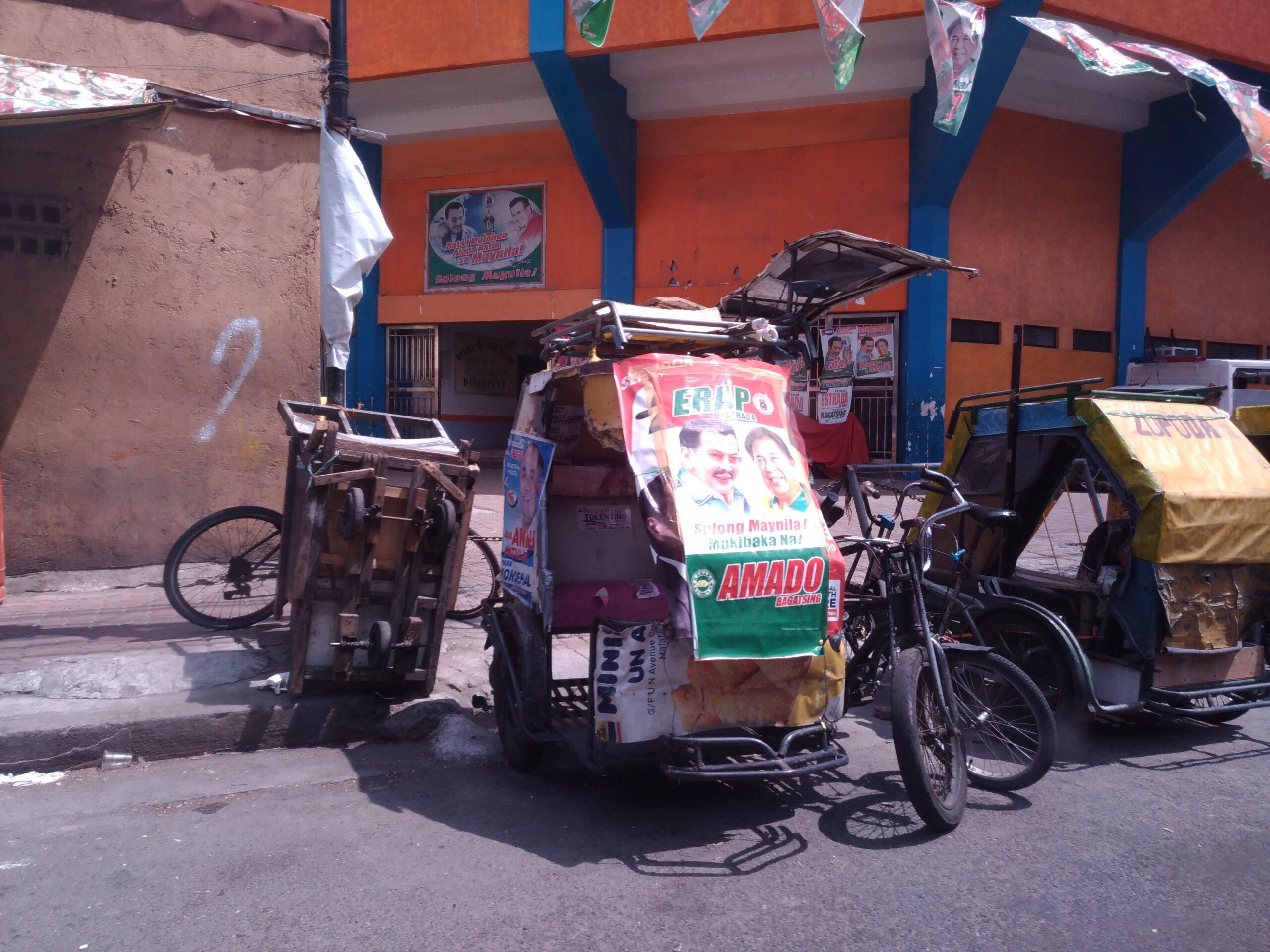 Tuk tuk w biednej dzielnicy