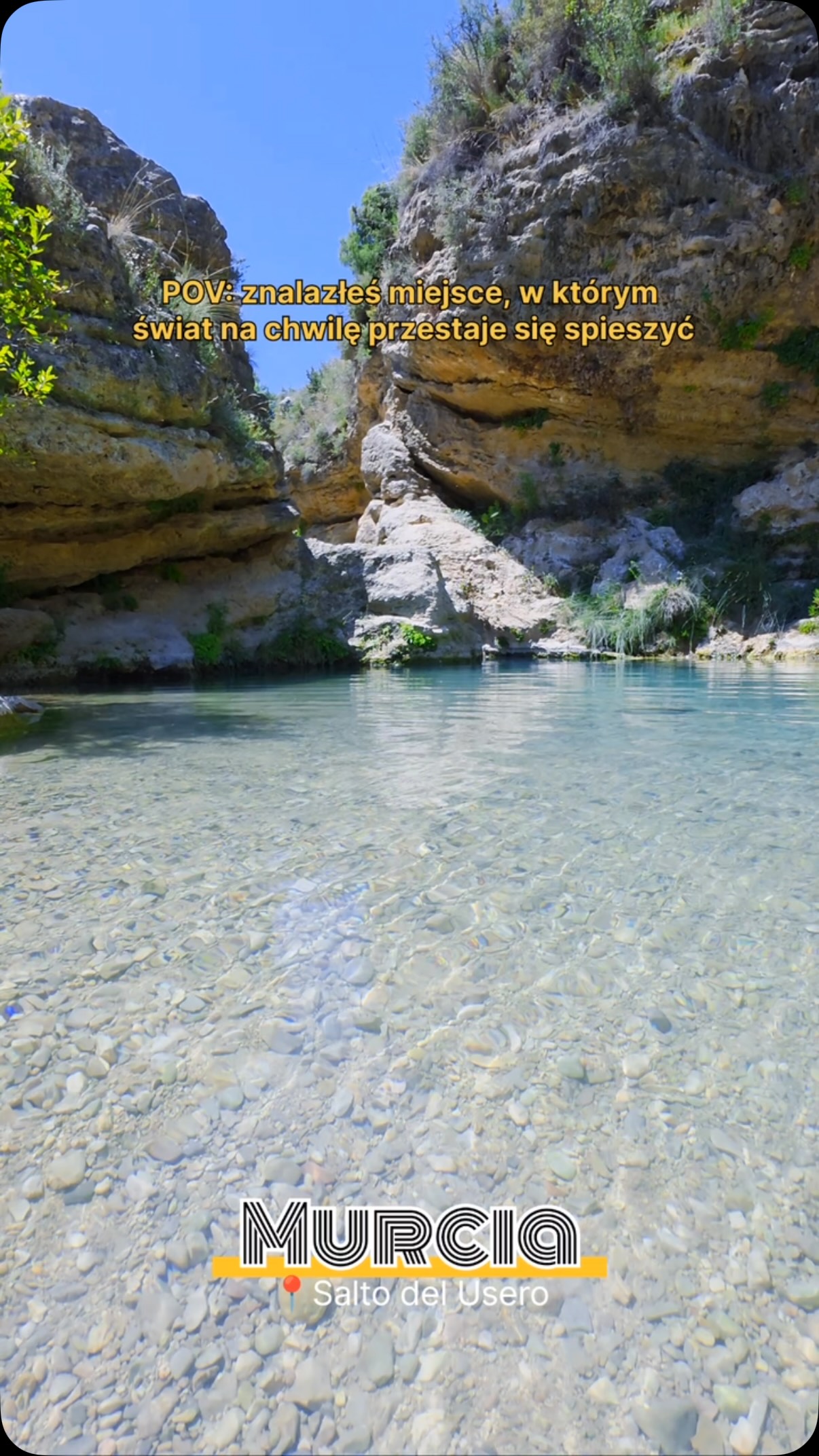 POV: znalazłeś miejsce, w którym świat na chwilę przestaje się spieszyć. 🌿💧Gdzieś w Hiszpanii, z dala od wielkich miast i tłumów, jest Salto del Usero – miejsce, w którym wystarczy usiąść nad wodą, posłuchać jej szumu i po prostu… być.I nagle okazuje się, że nie potrzeba wiele, żeby naprawdę odpocząć. 🇪🇸A Ty? Zatrzymałbyś się tutaj na kilka godzin czy ruszył dalej? 👇#Murcia #SaltoDelUsero #Hiszpania #kierunekpodróż